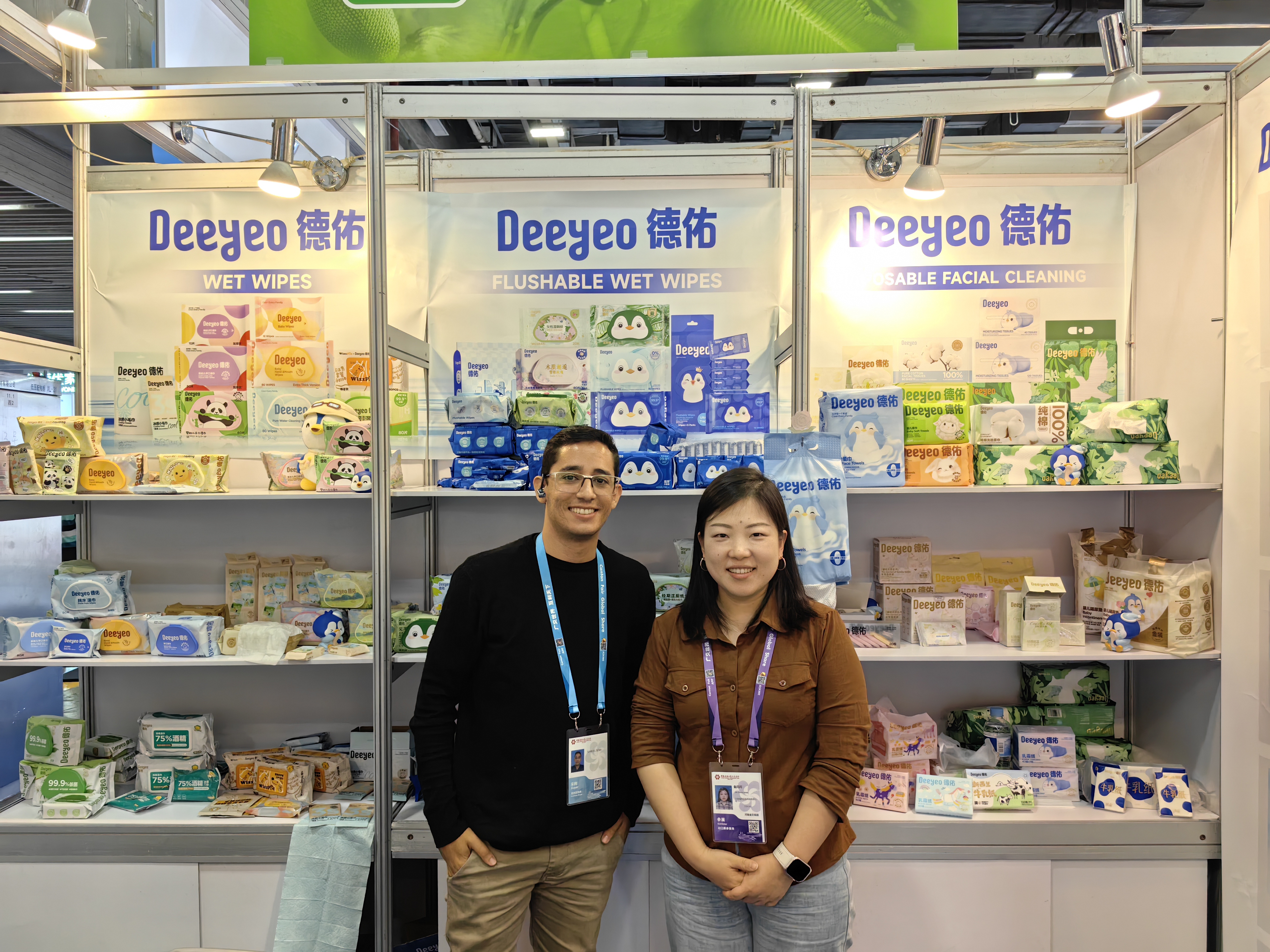 Deeyeo team meeting international buyers at the Canton Fair