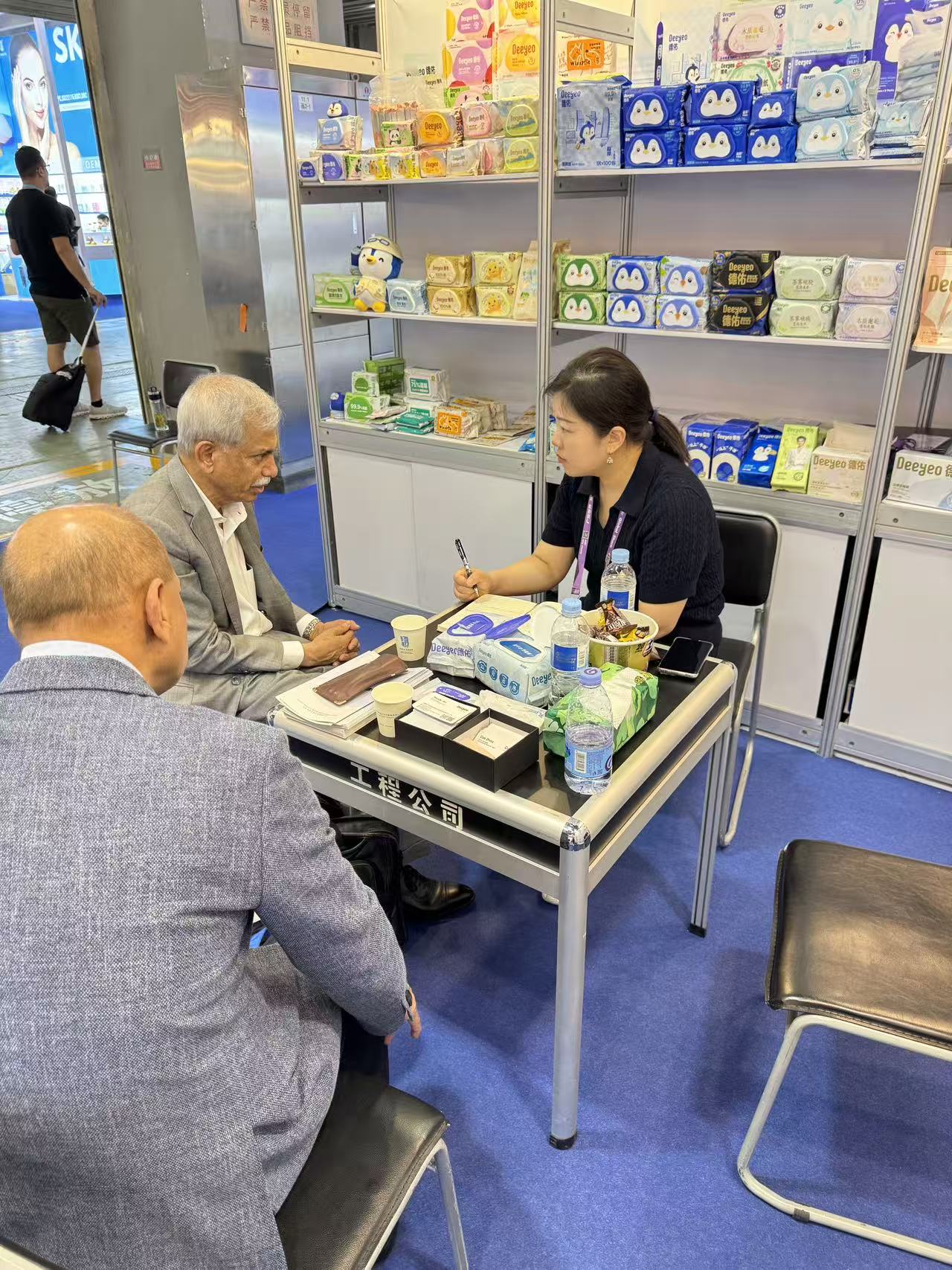 business discussion with overseas buyers at Deeyeo exhibition booth